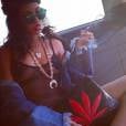  Rihanna n&atilde;o se satisfaz apenas em fumar maconha, mas tamb&eacute;m adere &agrave; folha em seus looks 