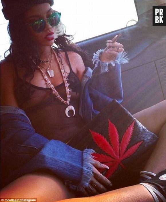Rihanna não se satisfaz apenas em fumar maconha, mas também adere à folha em seus looks