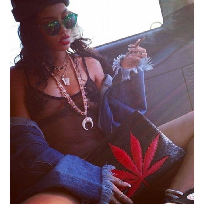  Rihanna n&amp;atilde;o se satisfaz apenas em fumar maconha, mas tamb&amp;eacute;m adere &amp;agrave; folha em seus looks 