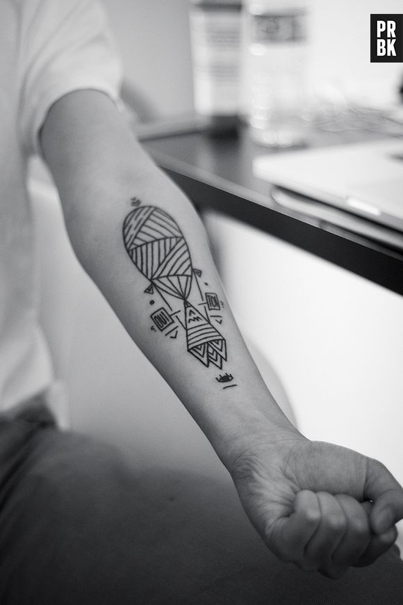 Já quem quer uma coisa mais elaborada, pode escolher essa tatuagem geométrica