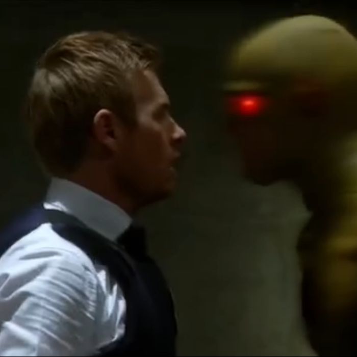 Em &quot;The Flash&quot;, Eddie (Rick Cosnett) foi sequestrado pelo Flash Reverso (Tom Cavanagh) no final do episódio