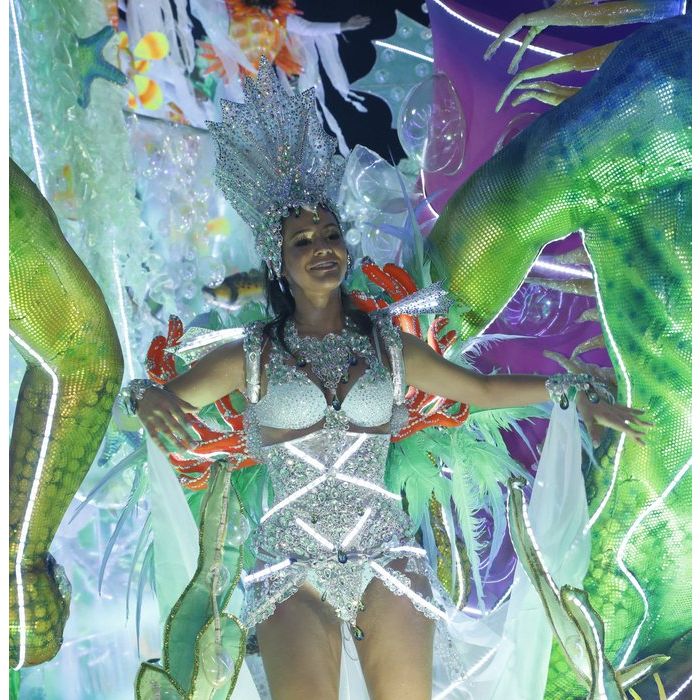 Em um maiô brilhoso e carregado de pedraria, Bruna Marquezine foi destaque do desfile da escola de samba Grande Rio, no Carnaval de 2013