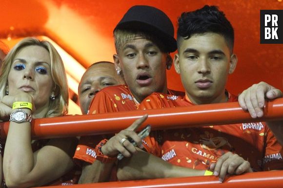 O craque da Seleção Brasileira Neymar assumiu o namoro com Bruna Marquezine durante o Carnaval 2013, em plena Marquês de Sapucaí