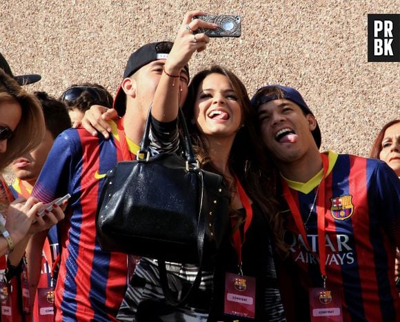 Bruna Marquezine foi destaque de vários jornais europeus, que destacaram a simpatia e beleza da namorado de Neymar, o novo atacante do Barcelona