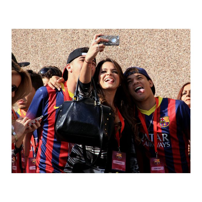 Bruna Marquezine foi destaque de vários jornais europeus, que destacaram a simpatia e beleza da namorado de Neymar, o novo atacante do Barcelona