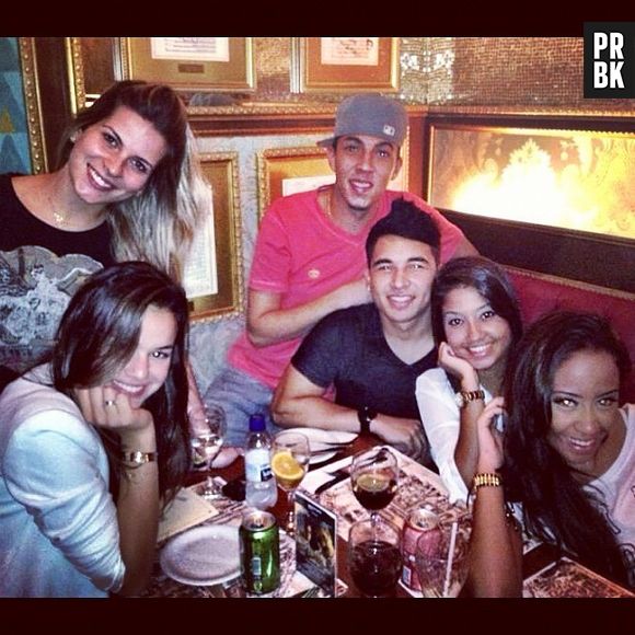 Bruna Marquezine curte aniversário de irmã de Neymar, Rafaella Beckran, ao lado do amado e de amigos, em março de 2013