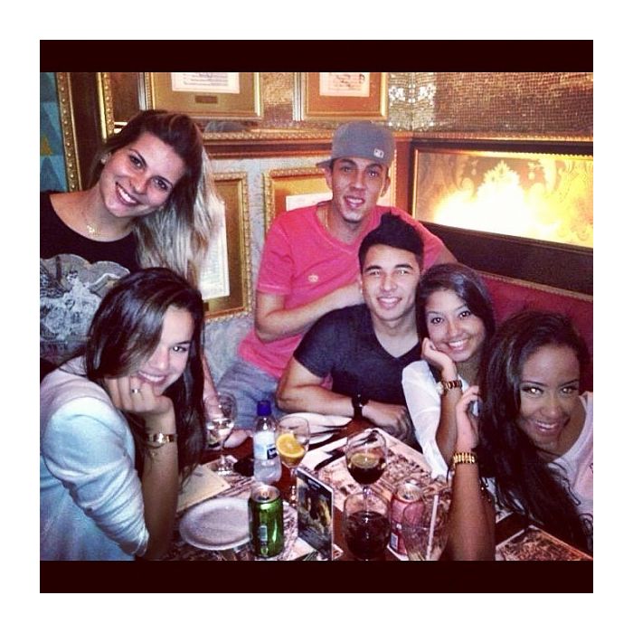 Bruna Marquezine curte aniversário de irmã de Neymar, Rafaella Beckran, ao lado do amado e de amigos, em março de 2013