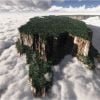 Monte Roraima, Brasil e Venezuela. Bem pertinho da gente, essas rochas conseguem ficar acima das nuvens! Maravilhoso!