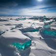  Emerald Ice On Baikal Lake, Russia. O lugar deixa qualquer um chocado! 