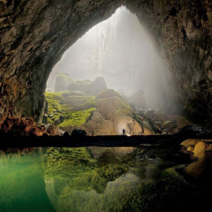  Son Doong Cave, Vietn&amp;atilde;. Lugar que impressiona qualquer um. O reflexo da pedra na &amp;aacute;gua &amp;eacute; o que mais chama a aten&amp;ccedil;&amp;atilde;o&amp;nbsp; 