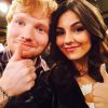Ed Sheeran e Victoria Justice fazem um joinha no set de "Undateable"