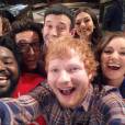Ed Sheeran tirou uma selfie toda animada com Victoria Justice, Bridgit Mendler e o elenco de "Undateable"
