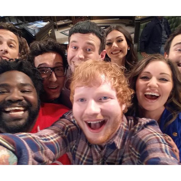 Ed Sheeran tirou uma selfie toda animada com Victoria Justice, Bridgit Mendler e o elenco de &quot;Undateable&quot;