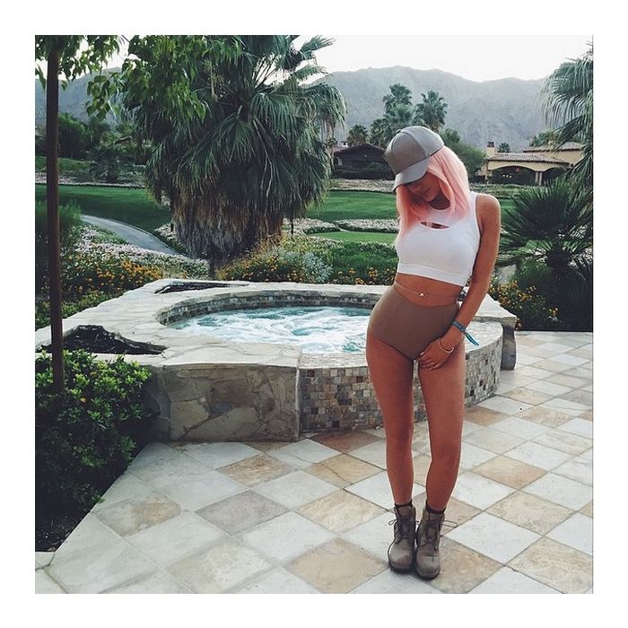  Kylie Jenner, de peruca rosa, deixa as pernas &amp;agrave; mostra 