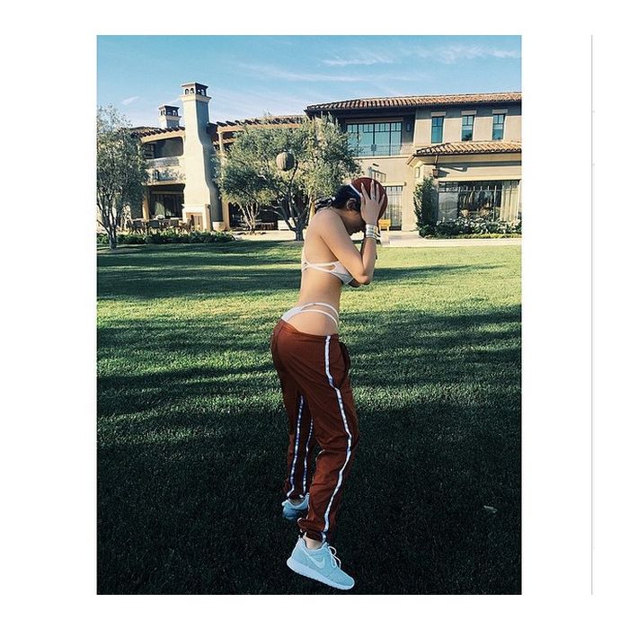  Em seu Instagram, Kylie Jenner costuma sensualizar mesmo sem estar usando um biqu&amp;iacute;ni 
