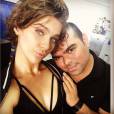  O maquiador Everson Rocha publicou uma foto ao lado da atriz de "Malha&ccedil;&atilde;o", Isabella Santoni 