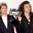  Harry Styles deu uma apalpada no amiguinho do&nbsp;Niall Horan, durante o Billboard Music Awards 2015 