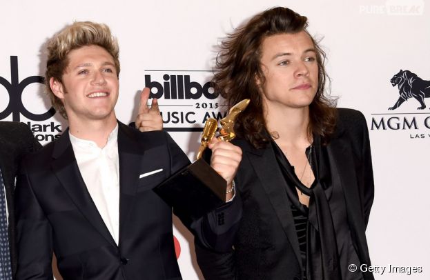 Harry Styles deu uma apalpada no amiguinho do Niall Horan, durante o Billboard Music Awards 2015