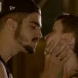 Em "I Love Paraisópolis", Grego (Caio Castro) despreza Ximena (Caroline Abras), que é louca por ele