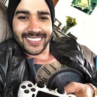 Gusttavo Lima aparece nadando pelado durante férias e foto vai parar na internet! OMG