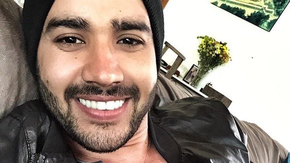 Gusttavo Lima aparece nadando pelado durante férias e foto vai parar na internet! OMG