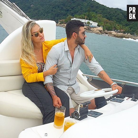 Gusttavo Lima e Andressa Suita no melhor estilo ostentação durante férias no Guarujá, em São Paulo