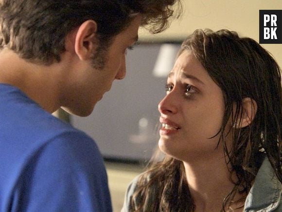 Laís (Luisa Arraes) vai contar o que aconteceu com Guto (Bruno Gissoni) para Rafael (Chay Suede) em "Babilônia"