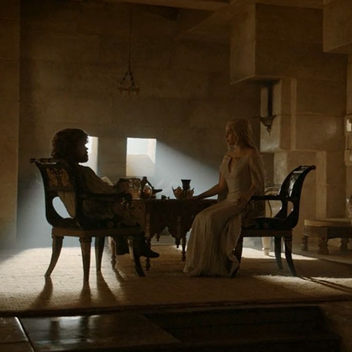  Em &quot;Game of Thrones&quot;, Tyrion (Peter Dinklage) e Daenerys (Emilia Clarke) se aliaram 