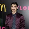 Joe Jonas compareceu a evento da revista "Nylon" com look diferente