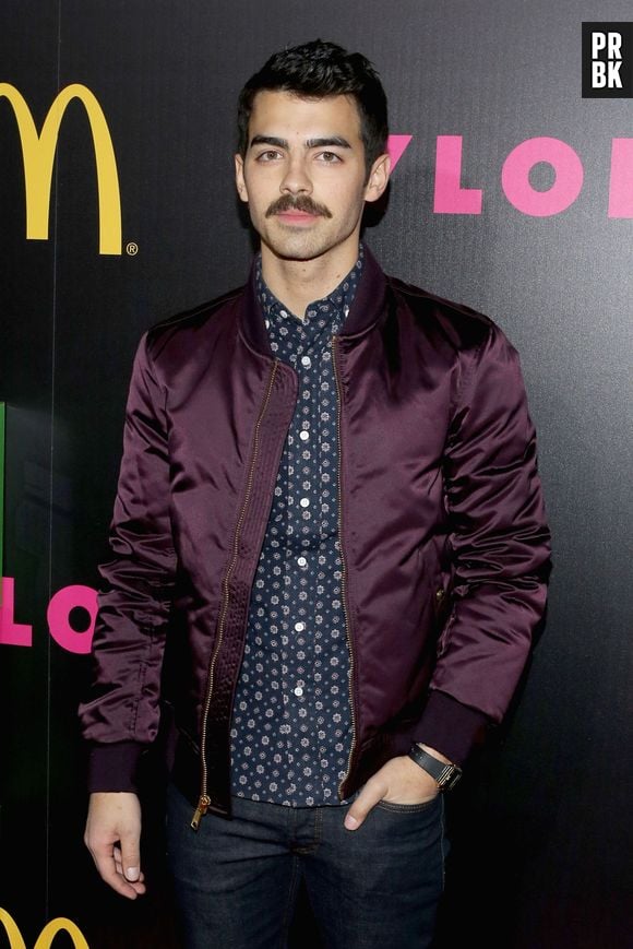 Joe Jonas compareceu a evento da revista "Nylon" com look diferente