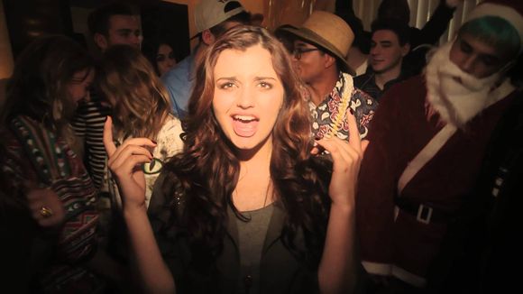 Rebecca Black ataca novamente com nova música "Saturday"