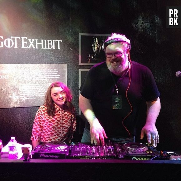 Maisie Williams(Arya Stark) e Kristian Nairn (Hodor) atacando de DJ fora dos sets de "Game of Thrones"