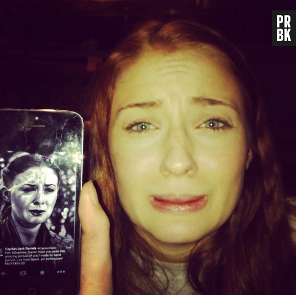 Sophie Turner tirando sarro do sofrimento de Sansa Stark em "Game of Thrones", pode isso?