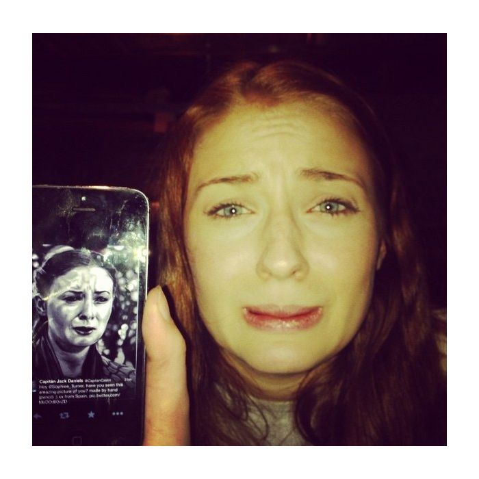  Sophie Turner tirando sarro do sofrimento de Sansa Stark em &quot;Game of Thrones&quot;, pode isso? 