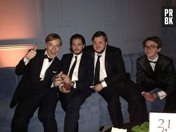 Greyjoy (Alfie Allen), Jon Snow (Kit Harington), Sam (John Bradley) e Bran (Isaac Hempstead-Wright) vestidos com roupas bem diferentes das que usam em "Game of Thrones"