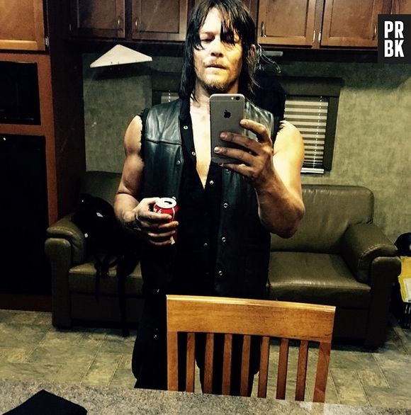E que tal o Norman Reedus, o Daryl de "The Walking Dead" tirando uma foto de frente pro espelho?