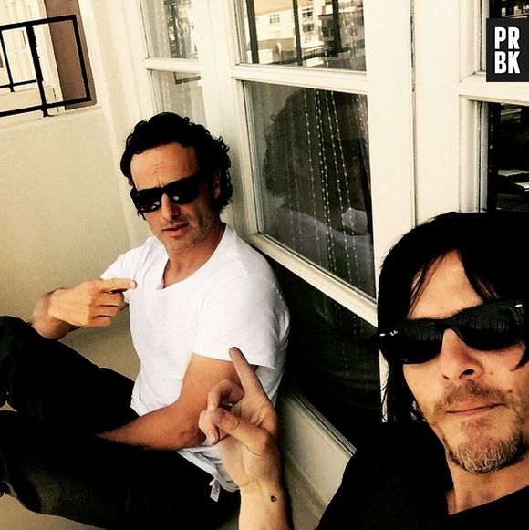 Andrew Lincoln(Rick) e Norman Reedus (Daryl) descansando enquanto não precisam matar nenhum zumbi em "The Walking Dead"
