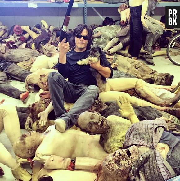 Norman Reedus (Daryl) de boa com o seu cachorrinho entre os zumbis que serão usados nas cenas de "The Walking Dead"