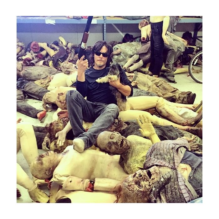  Norman Reedus (Daryl) de boa com o seu cachorrinho entre os zumbis que ser&amp;atilde;o usados nas cenas de &quot;The Walking Dead&quot; 