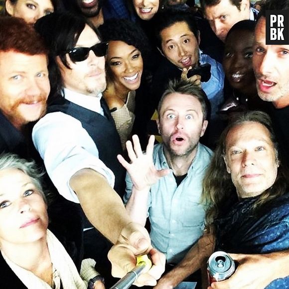Até o elenco de "The Walking Dead" se rendeu a moda do "pau de selfie"