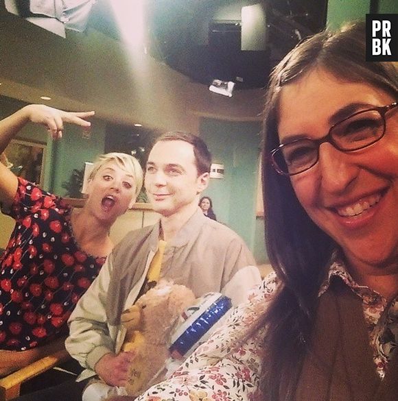Kaley Cuoco (Penny), Jim Parsons (Sheldon) e Mayim Bialik (Amy) sempre se divertem durante as gravações de "The Big Bang Theory"