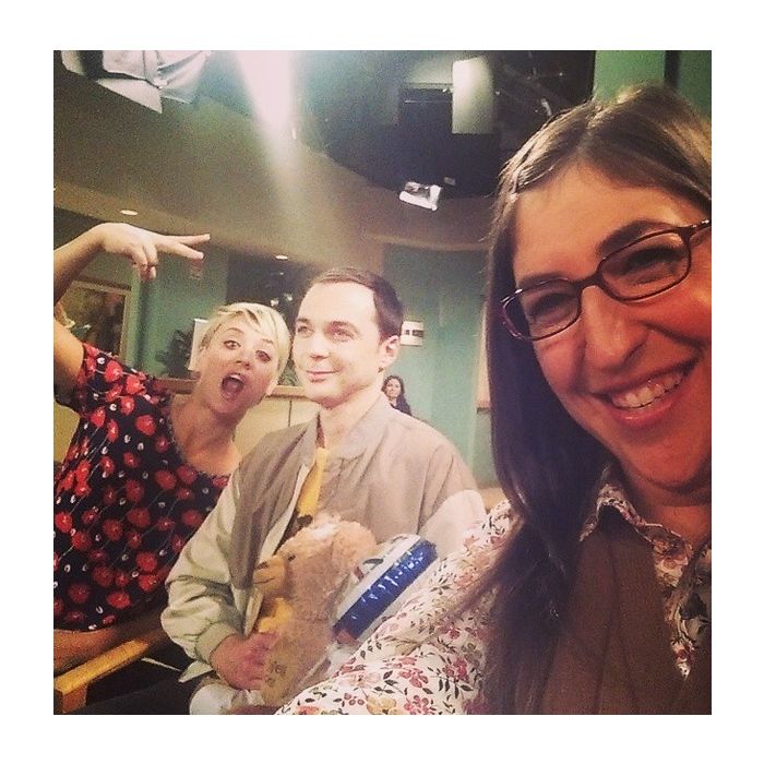  Kaley Cuoco (Penny), Jim Parsons (Sheldon) e Mayim Bialik (Amy) sempre se divertem durante as grava&amp;ccedil;&amp;otilde;es de &quot;The Big Bang Theory&quot; 
