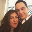  Diferente dos personagens de "The Big Bang Theory", Mayim Bialik (Amy) e Jim Parsons (Sheldon), s&atilde;o um casal muito bonito e normal 