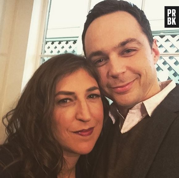 Diferente dos personagens de "The Big Bang Theory", Mayim Bialik (Amy) e Jim Parsons (Sheldon), são um casal muito bonito e normal