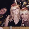 &Eacute; a noita das meninas em "The Big Bang Theory": Mayim Bialik (Amy), Melissa Rauch( Bernadette) e Kaley Cuoco (Penny) 