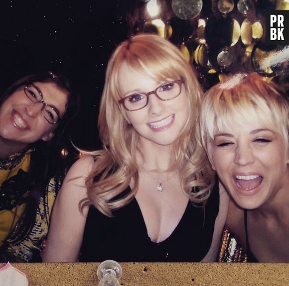 É a noita das meninas em "The Big Bang Theory": Mayim Bialik (Amy), Melissa Rauch( Bernadette) e Kaley Cuoco (Penny)