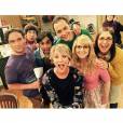  O elenco de "The Big Bang Theory" se d&aacute; bem dentro e fora das telinhas! 