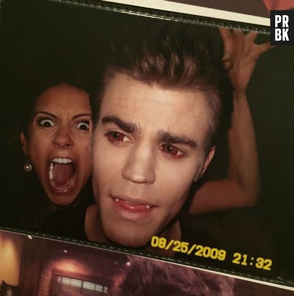 Nina Dobrev (Elena) tirando onda com Paul Wesley (Stefan) nos bastidores de "The Vampire Diaries"