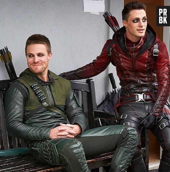 Oliver Queen (Stephen Amell) e Roy Harper (Colton Haynes) descansando depois de salvar o dia mais uma vez em "Arrow"