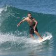 Rodrigo Hilbert vez ou outra pratica o surfe nas praias cariocas. Ou ele surfa ou joga vôlei com sua família